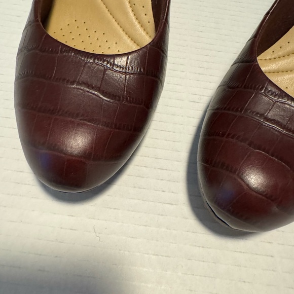 Collection by Clark’s size 10 women’s burgundy heels pumps shoes office dressy - Picture 2 of 9
